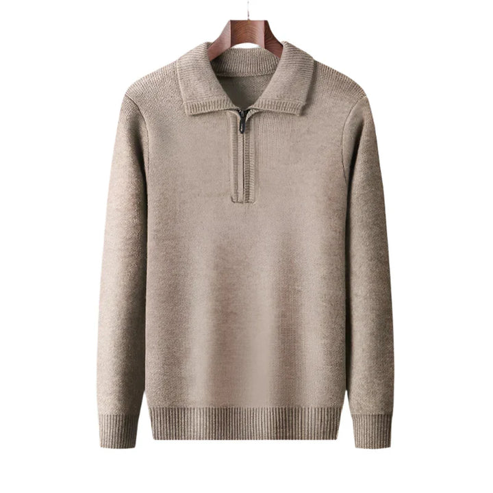 Chandail homme avec fermeture demi-zip, offrant chaleur et confort. Idéal pour un look hivernal.