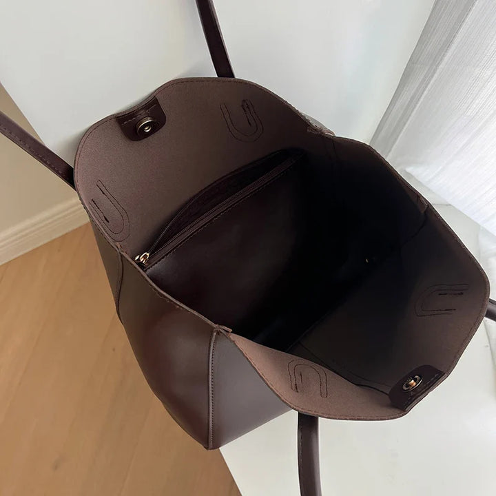 Élégant sac cabas femme en similicuir marron, grand format et organisé pour un transport facile au quotidien.