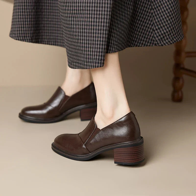 Chaussures mocassins femme noires chic, talon large, bout rond, parfaites pour le bureau ou les sorties d'été.