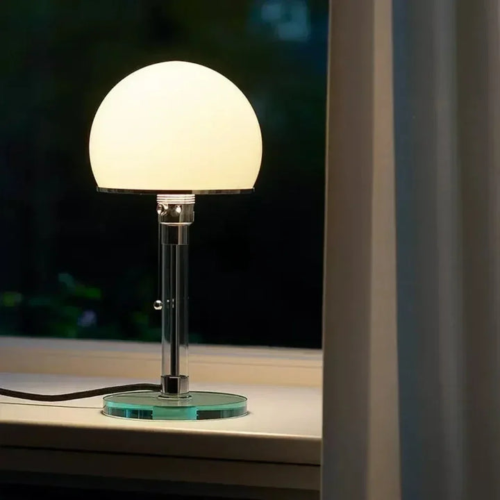 Lampe de table Wilora Bauhaus élégante en verre chromé pour salon, design moderne et lumière ambiante.