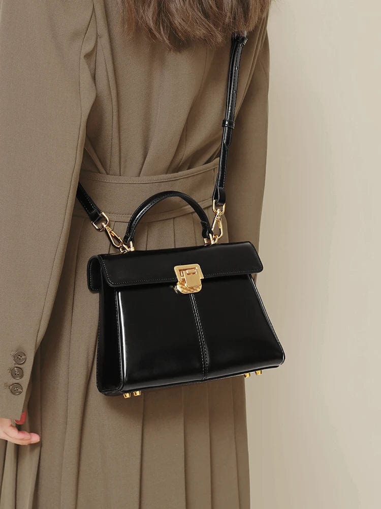 Sac besace femme en cuir, couleur classique et polyvalente, style chic.