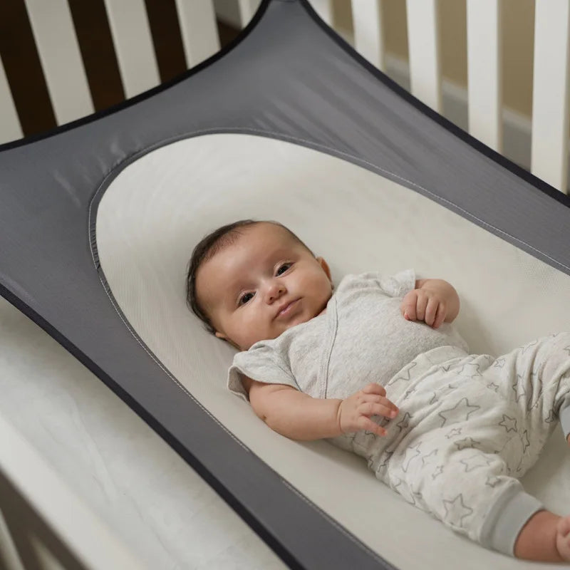 Lit DreamNest bleu, design et portable, parfait pour la chambre de bébé, garantit sécurité et confort.