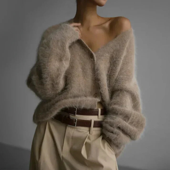 Texture du cardigan femme tricoté, moelleux et doux, garantissant confort et chaleur au quotidien.