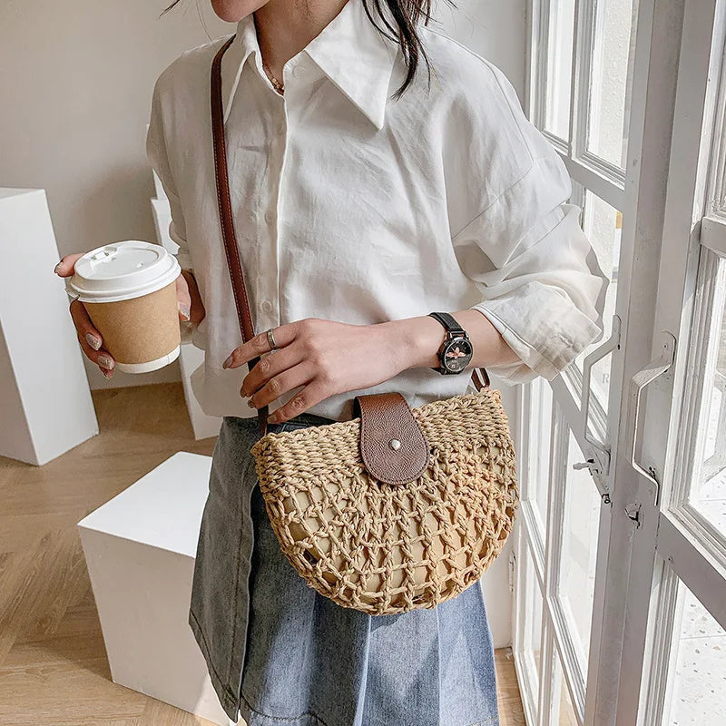 Élégant sac d'été en paille pour femme, style bohème-chic, avec bandoulière en similicuir réglable.