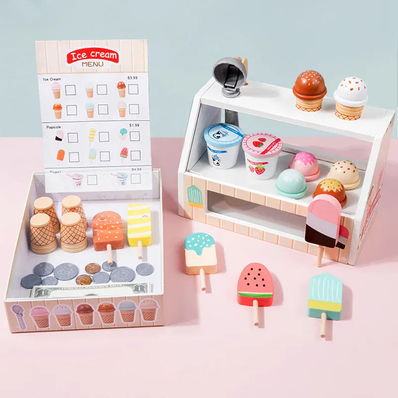 Assortiment de glaces en bois colorées sur un comptoir, jouet dessert parfait pour jeunes enfants.