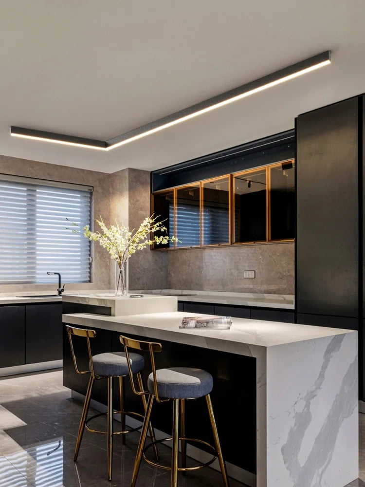 Lampe de plafond LED au design épuré pour intérieur. Éclairage contemporain et fonctionnel.
