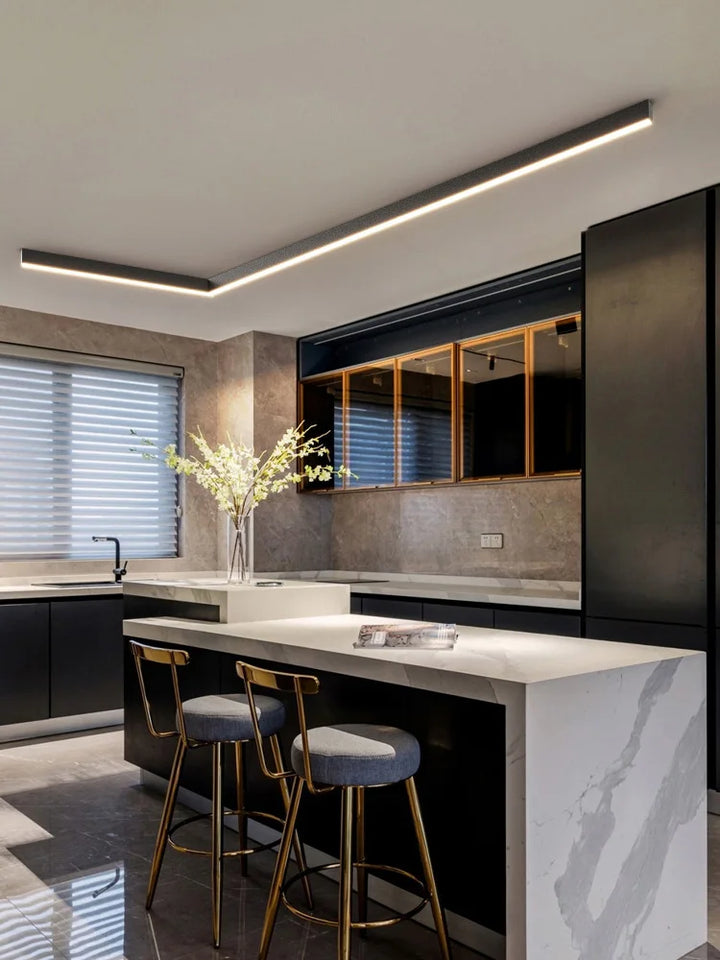 Lampe de plafond LED au design épuré pour intérieur. Éclairage contemporain et fonctionnel.