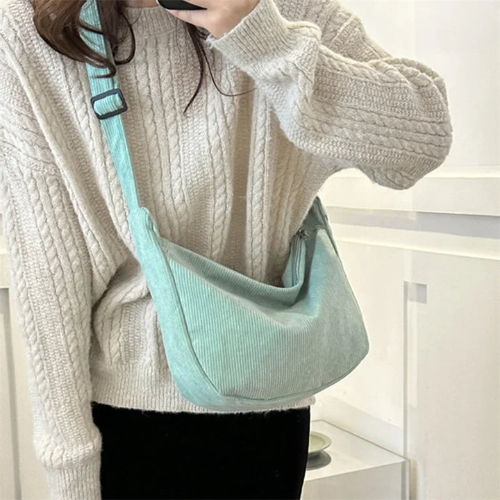 Sac banane velours vert sapin pour femme, mode et pratique, avec bandoulière réglable pour l'hiver.