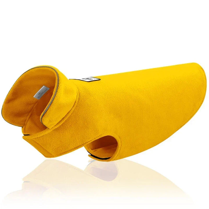 Manteau PawShield chaud, imperméable et réfléchissant, idéal pour la promenade hivernale de votre chien en toute sécurité.