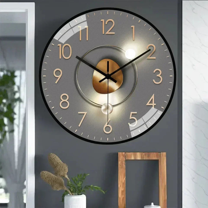 Horloge murale décorative et ronde avec grands chiffres, idéale pour un design intérieur contemporain.