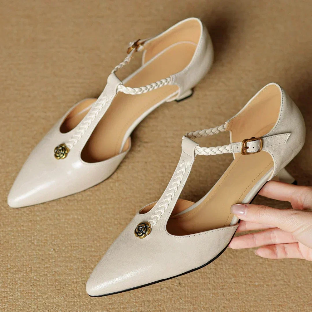 Sandales femme à talon fin, avec une bride tressée délicate. Chaussures élégantes et modernes pour mode d'été.