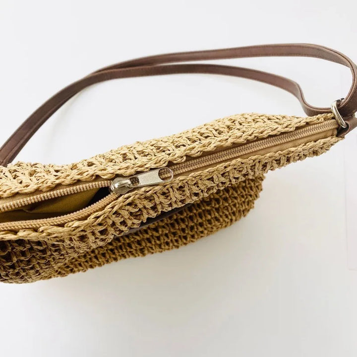 Élégant sac à main en paille tressée, style bandoulière pour femme. Accessoire chic idéal pour l'été.
