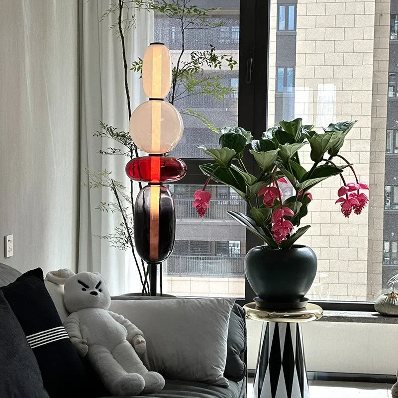 Lampe sur pied LED design coloré, ajoutant une touche vive et contemporaine au salon ou chambre.