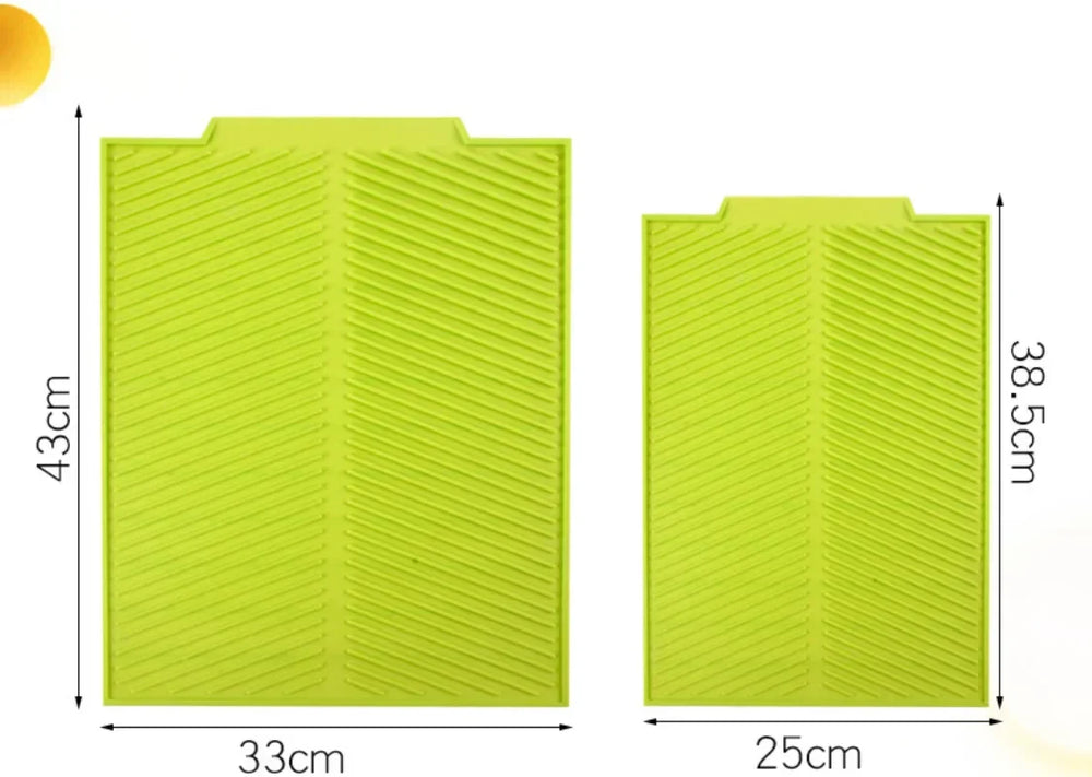 Tapis de séchage vaisselle en silicone flexible et résistant. Parfait pour un égouttage hygiénique et rapide en cuisine.