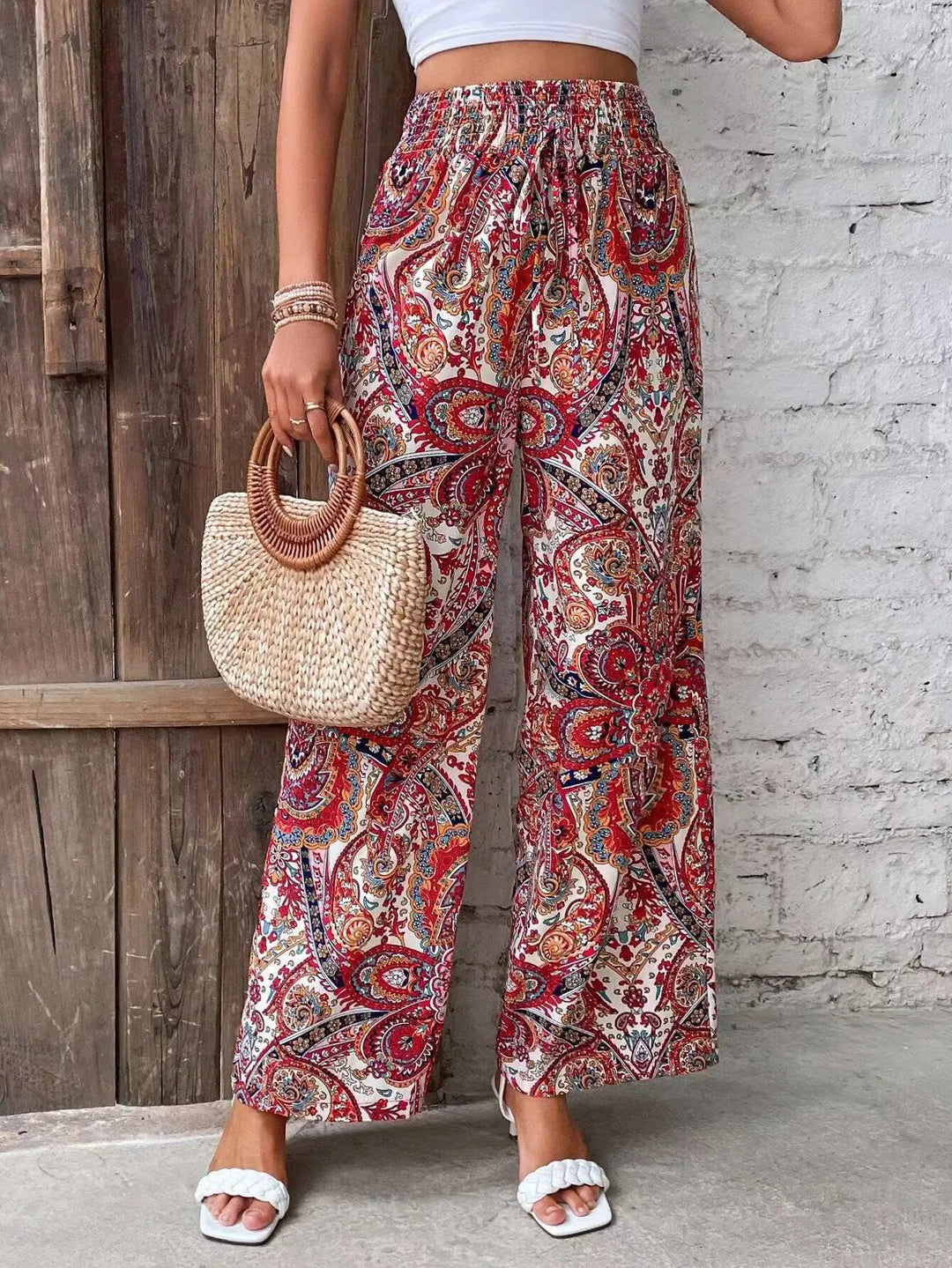 Pantalon élégant imprimé vintage pour femme, coupe large et confortable, idéal pour une tenue de bureau moderne.