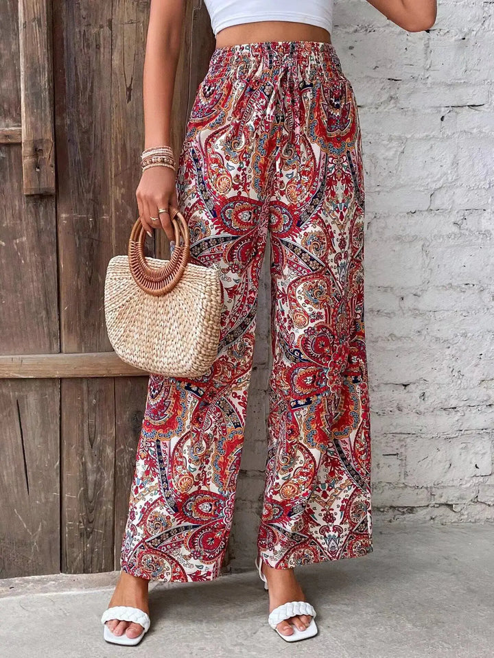 Pantalon élégant imprimé vintage pour femme, coupe large et confortable, idéal pour une tenue de bureau moderne.