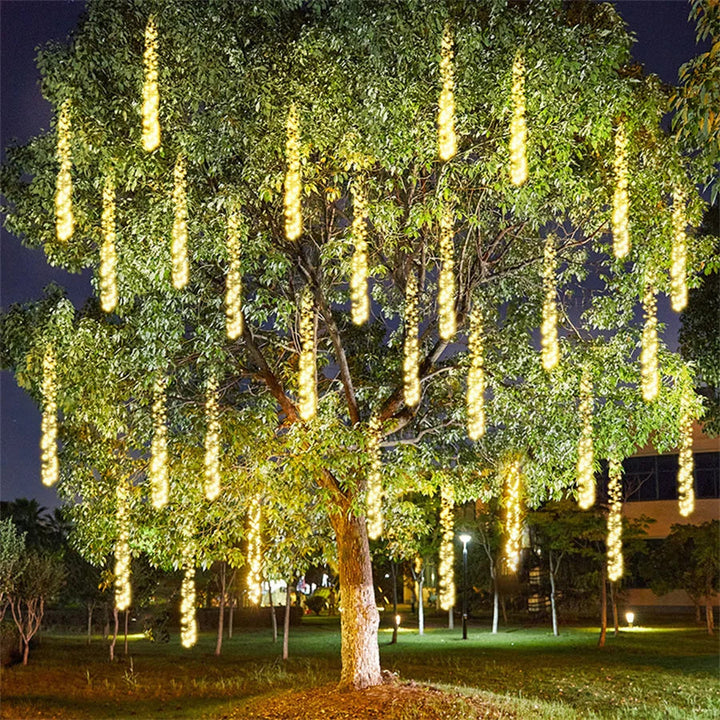 Guirlande lumineuse LED multicolore effet pluie de météores, parfaite pour ambiance festive jardin/balcon.