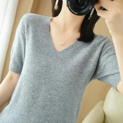 Modèle portant un pull femme col V élégant, avec une coupe flatteuse et un tissu respirant.
