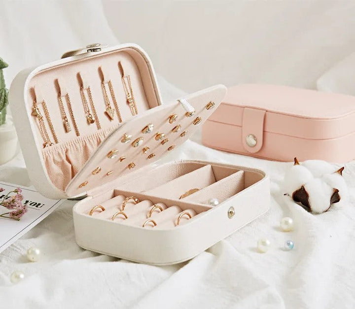Boîte à bijoux double couche en cuir rose, avec multiples compartiments pour un rangement optimisé des joyaux.