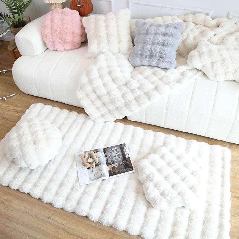 Tapis moderne à motif floral fleuri en peluche, idéal pour une décoration intérieure élégante de salon ou chambre.