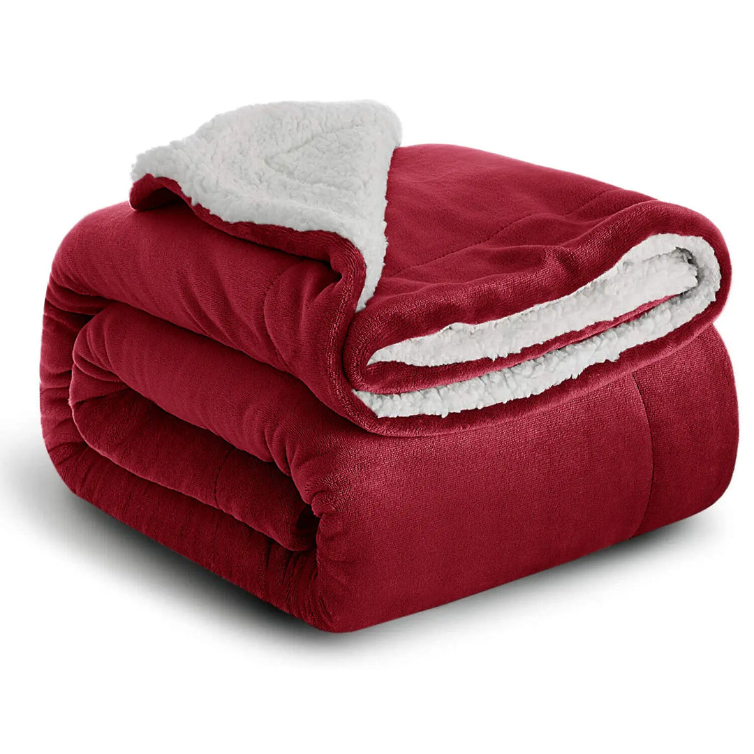 Couverture sherpa réversible, matière polaire douce pour une chaleur agréable à la maison.