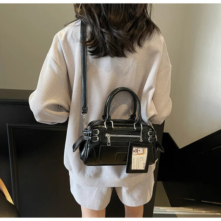 Sac bandoulière Alméa chic pour femmes en similicuir noir, parfait pour l'élégance quotidienne.