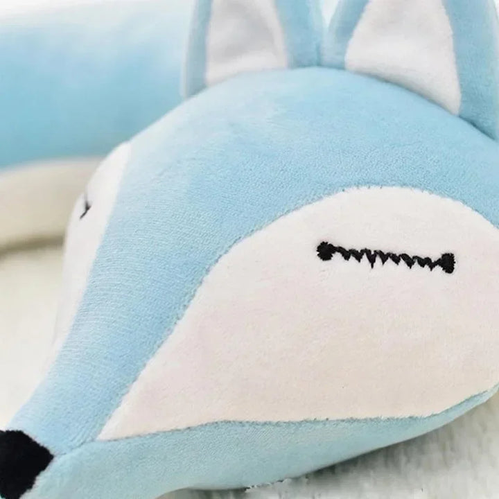 Coussin de cou renard doux et confortable, idéal pour la détente à la maison ou en voyage pour enfants et adultes.