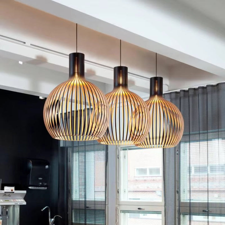 Suspension design Natura Orb en bois organique, parfaite pour salon ou salle à manger, créant une ambiance chaleureuse.