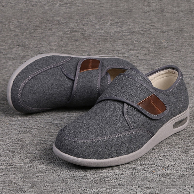 Chaussures orthopédiques chaudes et souples pour adultes, offrant un confort optimal et un soutien pour pieds sensibles toute la journée.