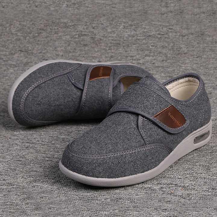 Chaussures orthopédiques chaudes et souples pour adultes, offrant un confort optimal et un soutien pour pieds sensibles toute la journée.
