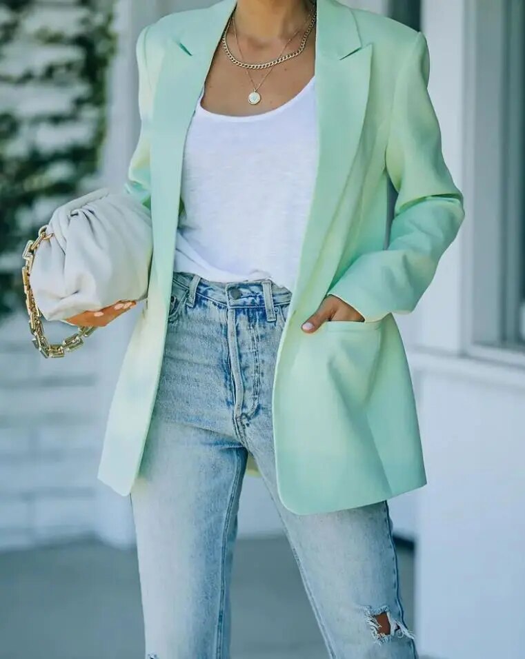 Blazer femme Emilia avec un bouton, coupe classique. Veste élégante moderne pour bureau ou look printanier chic.
