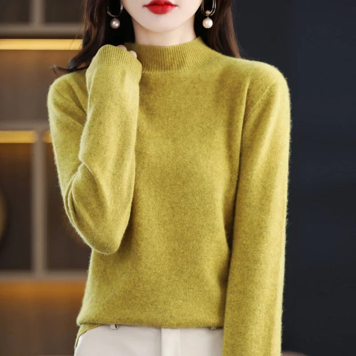 Pull d'hiver femme, col montant, coupe confortable pour un look élégant et chaud.