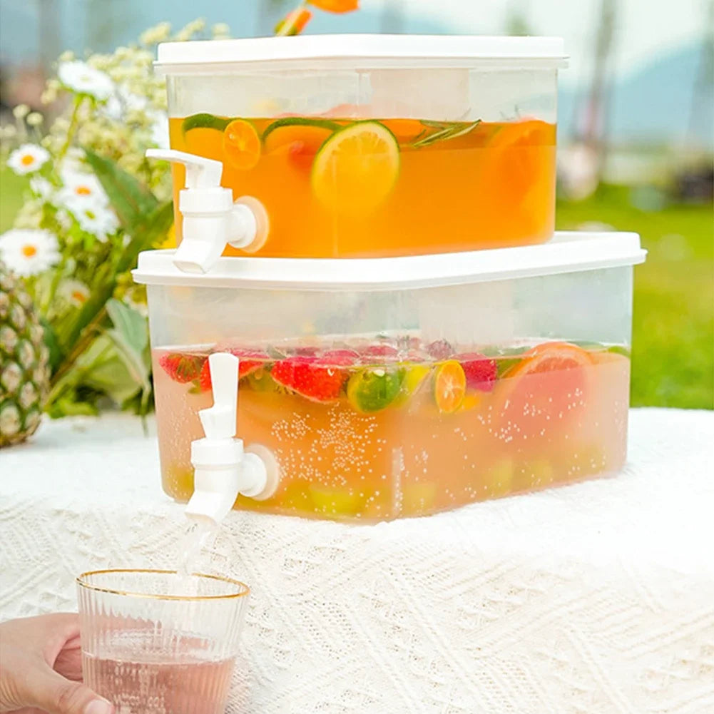 Carafe à jus et eau 10L pour réfrigérateur avec robinet AquaGlide, ustensile essentiel cuisine pour boissons froides.