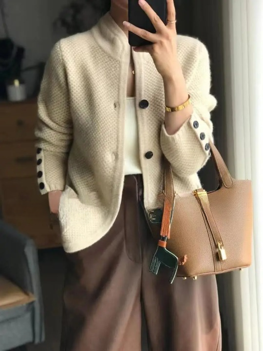 Gilet femme chic Lucille avec boutons raffinés, tissu doux et confortable. Parfait pour un look tendance.