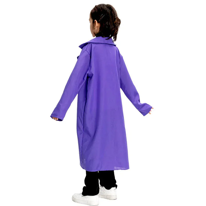 Enfant en costume complet de Joker violet, prêt pour le cosplay et les célébrations d'Halloween.