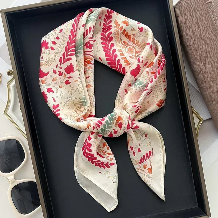 Carré de satin imprimé élégant, accessoire polyvalent pour femme, cheveux et sac.