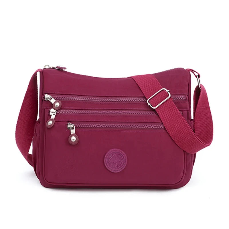 Élégant sac bandoulière femme en nylon, un accessoire multifonction pour toutes les occasions.
