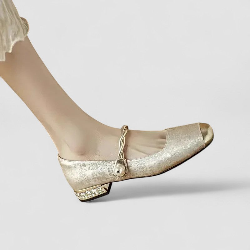 Élégantes chaussures orthopédiques Mestelle femme, vintage chic, bout métallique.