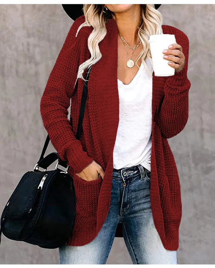Femme portant un cardigan élégant et confortable. Idéal pour une tenue décontractée ou sophistiquée. Mode féminine.