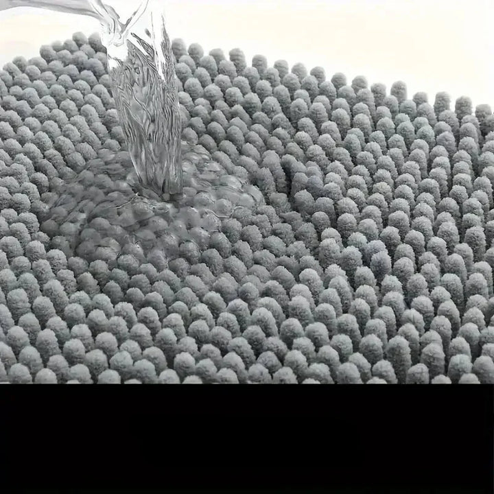 Chien heureux sur son tapis absorbant doux et antidérapant, pour un séchage rapide et un maximum de confort.