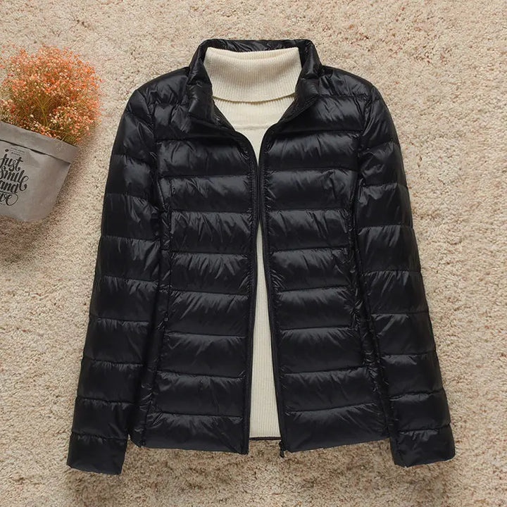 Doudoune femme urbaine, coupe slim avec capuche. Protection efficace contre le vent frais.