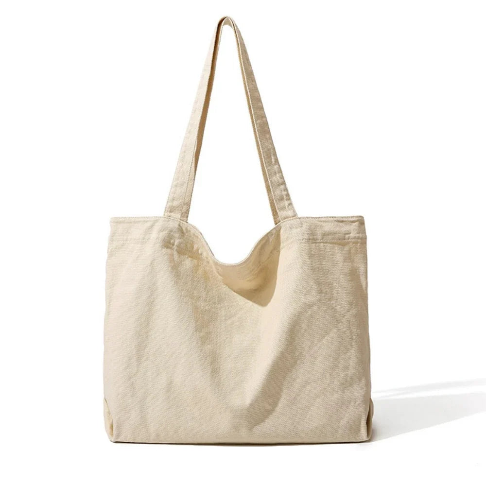 Sac cabas en coton posé dans un environnement urbain. Élégant et pratique pour la femme en ville.