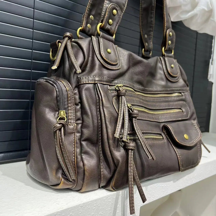 Sac bandoulière femme marron en cuir PU, style cabas. Idéal pour une touche élégante à toute tenue de mode. Grand et pratique.