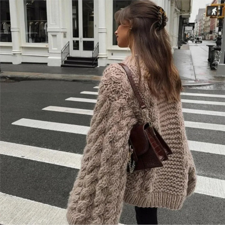 Pull femme tricoté, coupe oversize. Confortable et mode, parfait pour un look décontracté chic.
