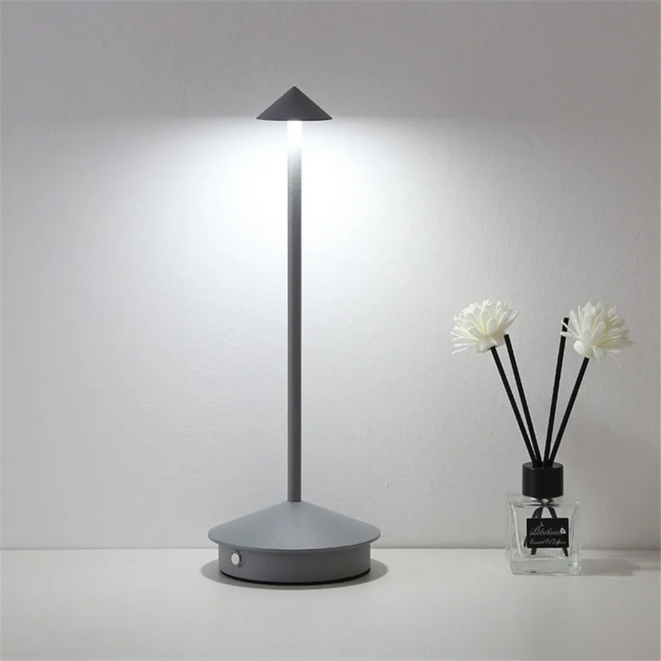 Lampe de table moderne, rechargeable, éclairage LED doux, sans fil, contrôle tactile intuitif.