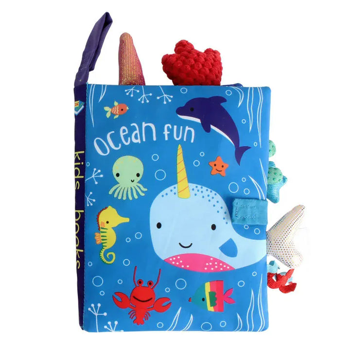 Livre tissu doux pour bébé avec pages texturées, animaux colorés et hochet intégré pour l'éveil.