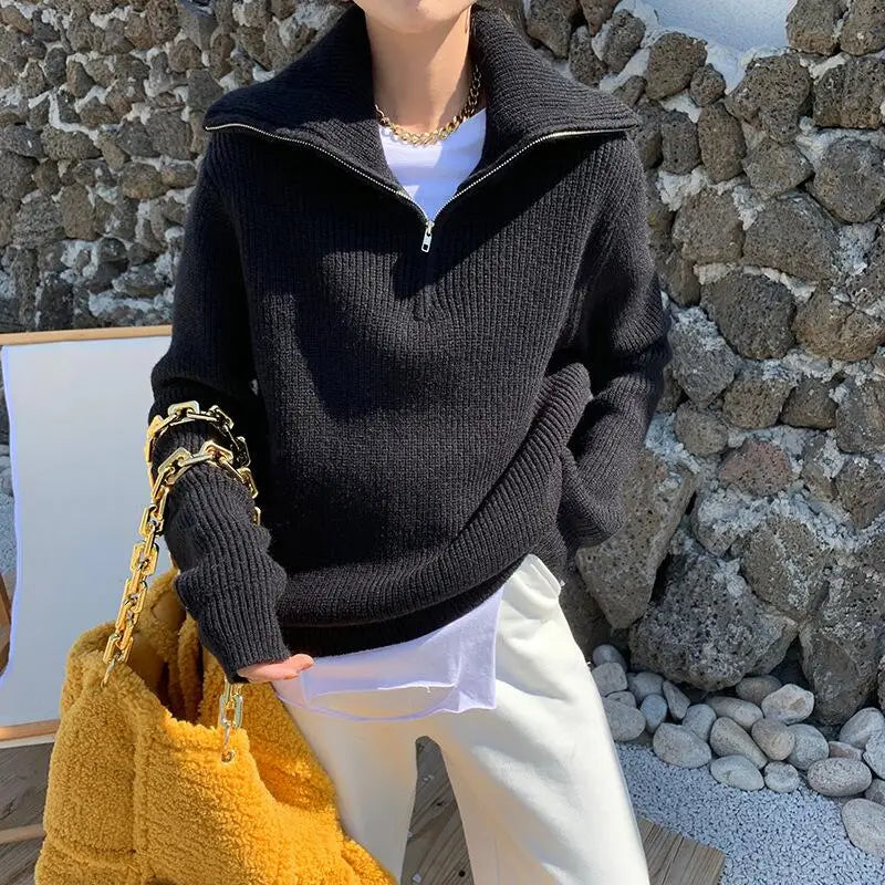 Élégant pull tricoté pour femme, épais et doux. Col zippé moderne, parfait pour rester au chaud cet hiver.