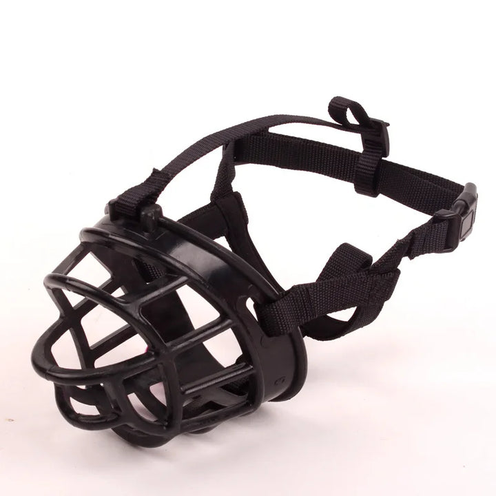 Muselière SafeBite en silicone flexible, ajustable pour tous chiens. Garantit sécurité et confort.