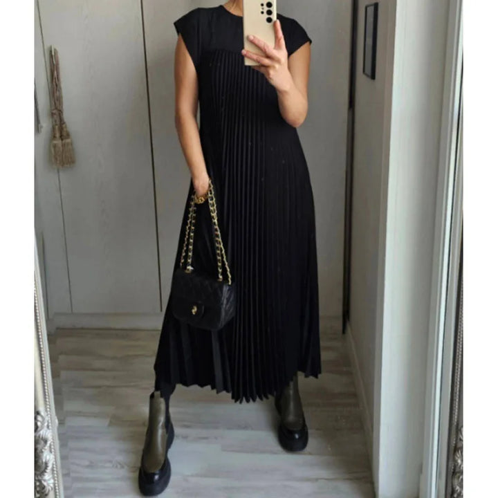 Robe longue Tamara plissée, tenue élégante et raffinée. Parfaite pour soirée ou look décontracté chic, mode féminine.