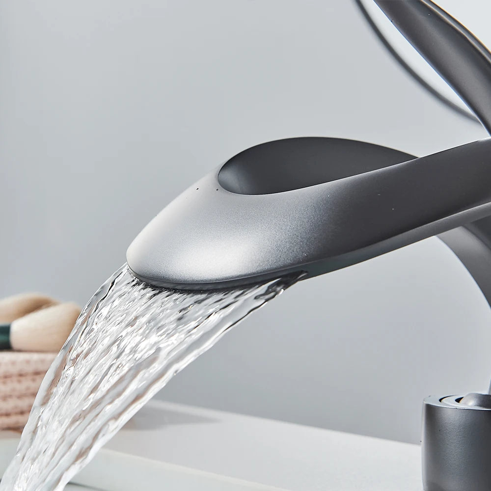 Robinet de lavabo cascade en laiton massif, mitigeur design moderne pour salle de bain Flowarc.